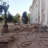 Російський дрон влучив у будівлю у центрі Херсона: загинула жінка, 10 поранених