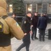 ​Інформаційне агентство : Чоловік намагався покінчити з життям прямо біля Офісу Президента