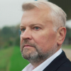 ​Депутат Сергей Левченко остановился на полминуты, чтобы наорать на испуганного малыша с ободранной спинкой, и тут же сбежать…