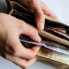 ​З початку війни у 4 з 10 українців зменшились доходи – опитування