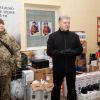 ​Порошенко привіз десантникам в Авдіївку обладнання для відеорозвідки, зустрівся з волонтерами і вшанував пам’ять юного футболіста Степана Чубенка 