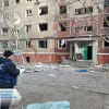 Внаслідок авіаудару по багатоповерхівці у Краматорську поранено щонайменше вісьмох цивільних, серед яких двоє дітей – прокурори фіксують наслідки атаки