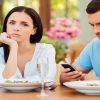 ​Подруга розмовляє зі мною й заглядає в телефон: що значить така поведінка людей?
