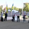 ​Мітингувальники  під стінами міськради грали в мовчанку