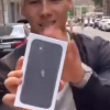 ​В Киеве тиктокер подарил ребенку на камеру Iphone 11, а потом вырвал его из рук. ВИДЕО