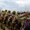 ​Воїни-десантники виконують програму стрибків з парашутом