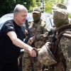 ​Порошенко побував на південному та східному фронті - передав бійцям пікапи та військове спорядження 
