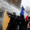 У Франції нова хвиля протестів та сутички: поліція застосувала сльозогінний газ та водомети