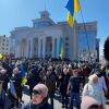 ​Російське вторгнення в Україну : Мітинг у Херсоні, який анонсували на 10:00, військові РФ закидали світлошумовити та зі сльозогінним газом гранатами.