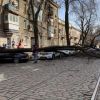 ​  			В Одессе из-за сильного урагана погибла женщина, ветер срывает крыши домов и уничтожает машины. Видео		