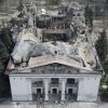 ​Окупанти в маріупольському драмтеатрі бетоном заливають тіла загиблих, а трупний запах намагаються усунути за допомогою хлорки