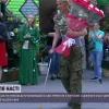 ​Поранений український боєць став на коліна перед донькою загиблого побратима