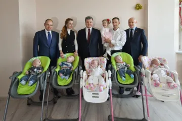 ​Президент передав автомобіль багатодітній родині з Одеси