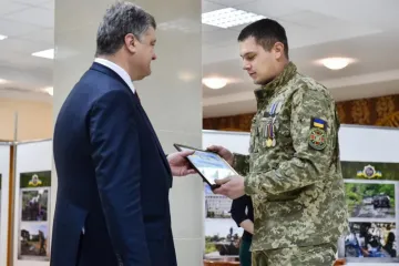 ​Глава держави у Миколаєві вручив ордери на квартири для сімей 15 учасників АТО