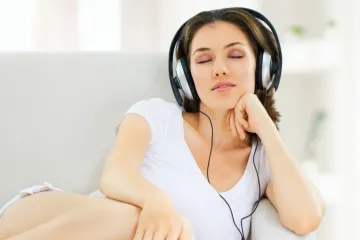 ​Чим насправді шкодить слухання музики у навушниках?