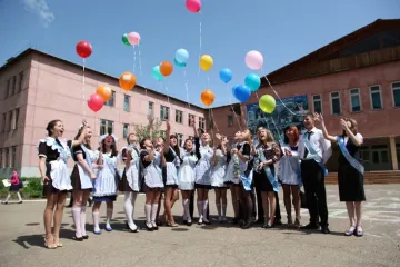 ​Українські випускники в останній раз почули шкільний дзвоник