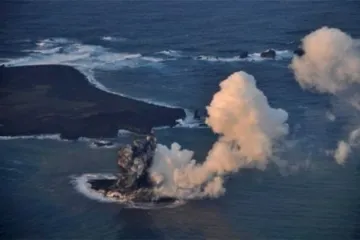 ​Виверження вулкану в Японії спровокувало появу нового острову