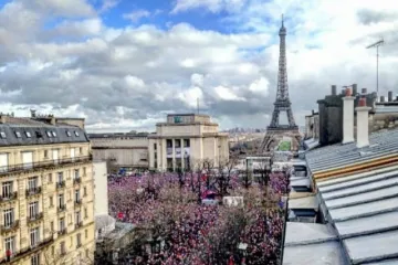 ​У Парижі тисячі людей вийшли на підтримку Фійона
