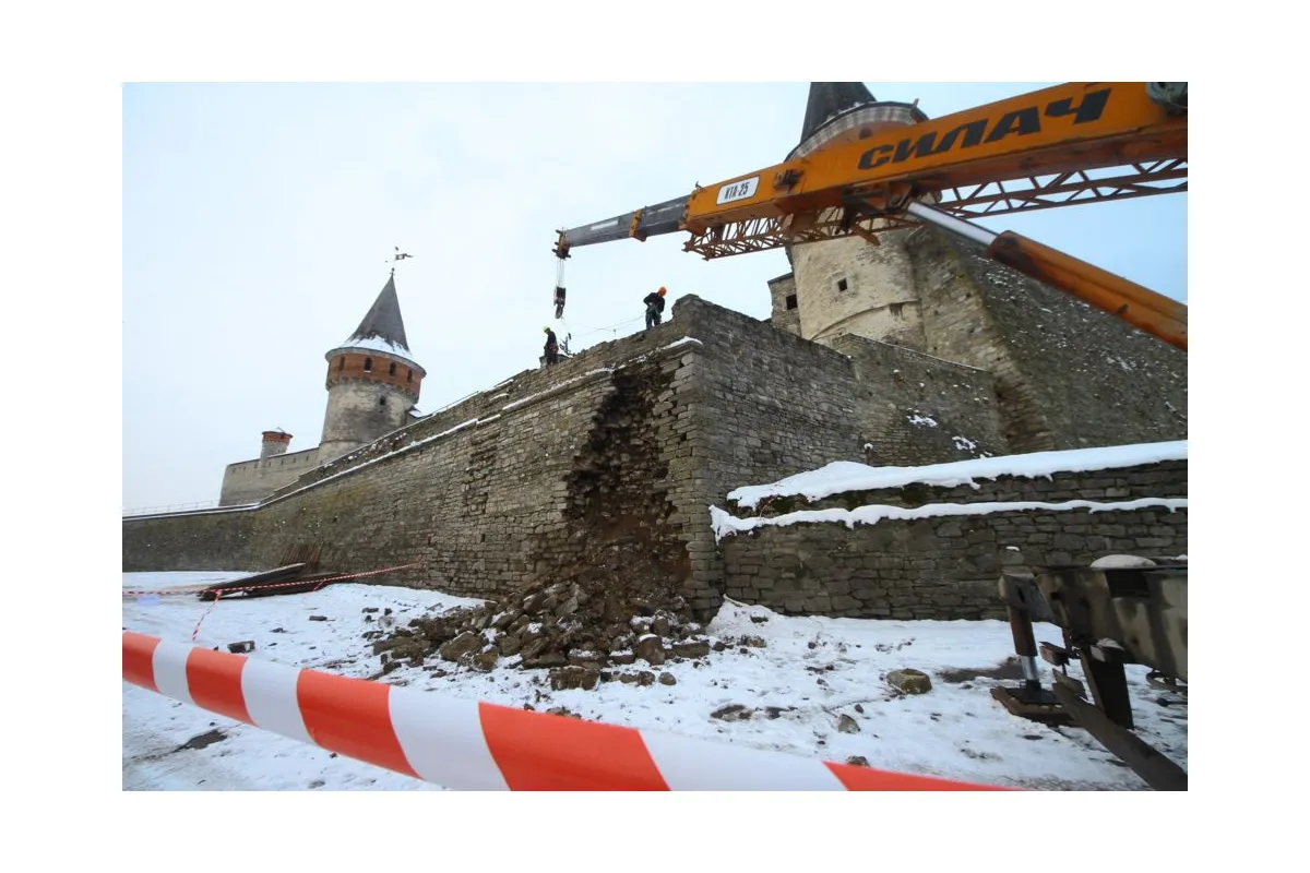 У Кам’янці-Подільському триває демонтаж прилеглого муру фортеці до місця обвалу