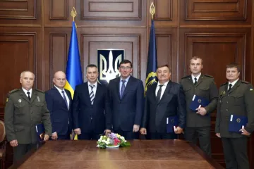 ​Юрій Луценко передав працівникам органів прокуратури державні нагороди з нагоди Дня Конституції України