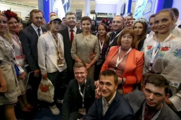 ​Петро Порошенко зустрівся в ОАЕ з українською діаспорою