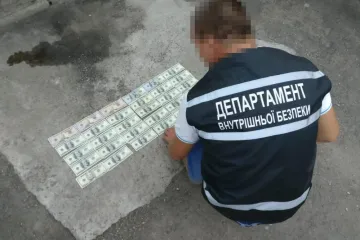 ​На Кіровоградщині на хабарі у три тисячі доларів США викрито слідчого поліції