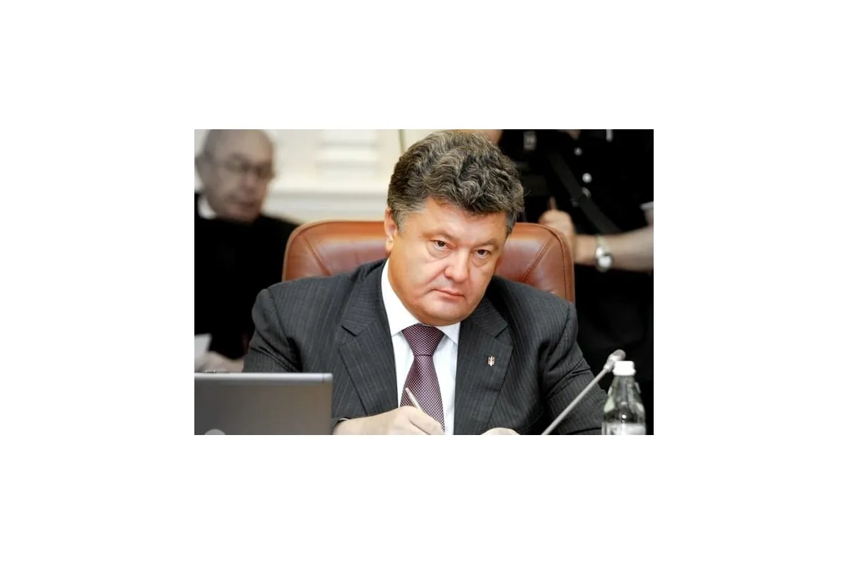Новини України: Порошенко вважає дипломатичні та військові зусилля запорукою миру на Донбасі