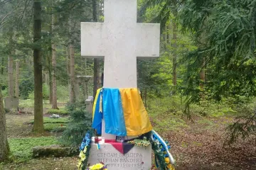 ​В Україну привезли могильний хрест Степана Бандери