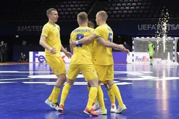 ​Сборная Украины сенсационно разбила Казахстан и вышла в полуфинал Евро-2022 по футзалу. Украинцы отправили пять мячей в ворота Казахстана.