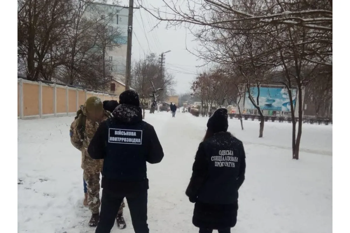 Реалізовував зброю та боєприпаси: в Одесі затримали та повідомили  про підозру військовослужбовцю