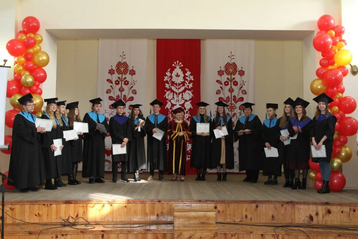 Випускникам магістерських програм ПНПУ імені В. Г. Короленка вручили академічні відзнаки