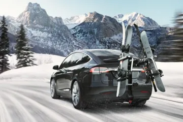 ​Электрокроссовер Tesla Model X тащит огромный дизельный тягач по снегу