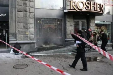 ​Атака бомжей на империю Порошенко. Кто поджигает магазины &#171;Рошен&#187; и при чем тут &#171;Белая балаклава&#187;