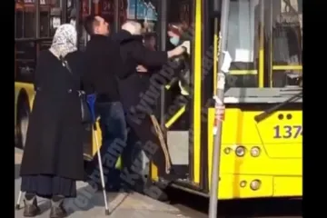 ​ 			 	  	В Киеве водитель и кондуктор троллейбуса выбросили из салона старика без маски. Видео 	  	 	  