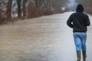​ 			 	  	На Прикарпатье река унесла в пропасть несколько зданий: под угрозой десятки жилых домов 	  	 	  