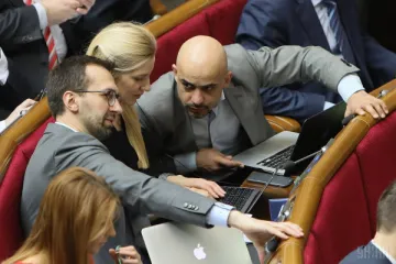 ​ 			 	  	Депутати Заліщук і Лещенко вслід за Найємом подали заяви про вихід з фракції БПП 	  	 	  