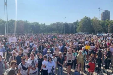 ​ 			 	  	На акцию в поддержку уволенного художника Ройтбурда пришли тысячи одесситов: площадь перед ОГА заполнена 	  	 	  