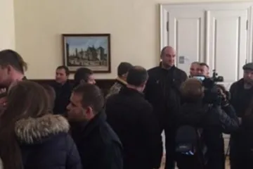 ​Атовці та активісти прорвались під кабінет Садового і вимагають його відставки (ФОТО, ВІДЕО)