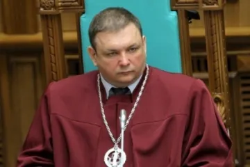 ​В Украине суд вернул на должность скандального экс-главу КСУ