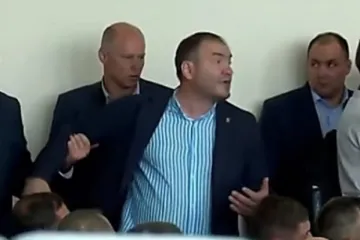 ​Секретарь Бориспольского горсовета которого Зеленский назвал «чертом» избил посетителя-переселенца прямо в мэрии