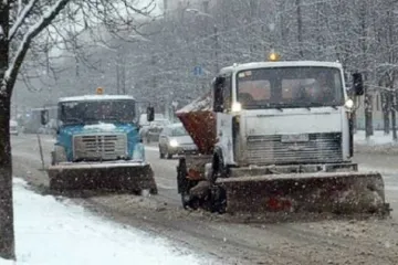 ​ 			 	  	Пока Киев тонет под снегом, техника спешит чистить частные дома отдельных людей 	  	 	  