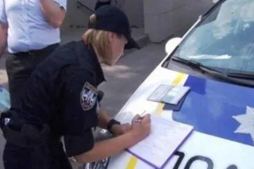 ​ 			 	  	Обязан знать каждый: имеет ли право полицейский требовать передать водительские «права» ему в руки 	  	 	  