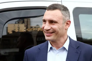 ​«Привет Андрею и Богдану!»: Кличко снова потроллил главу Офиса президента
