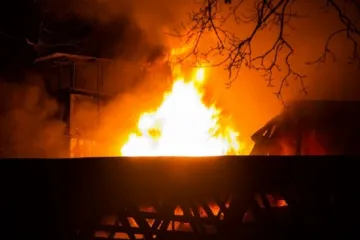 ​В сети появились фото и новые видео масштабного пожара на &#171;военном&#187; заводе под Киевом