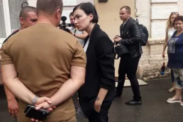 ​ 			 	  	Анастасию Приходько задержала полиция, когда она ехала на суд против политической рекламы Порошенко 	  	 	  