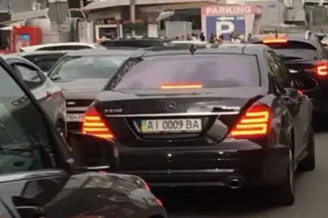 ​ 			 	  	З’явилося відео, як автомобіль керівника «Укравтодору» наїхав на активістів 	  	 	  