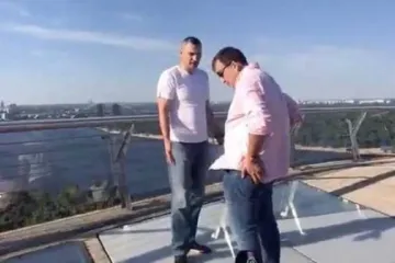 ​ 			 	  	Кличко привел Саакашвили на новый мост, чтобы постоять на стекле 	  	 	  