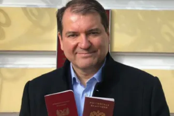 ​&#171;Донбасс и Россия – родные!&#187; Сбежавший пропагандист похвастался паспортом от Путина