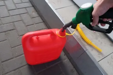 ​В Украине разрешили продавать бензин в пластиковых канистрах и наливать в тару покупателя