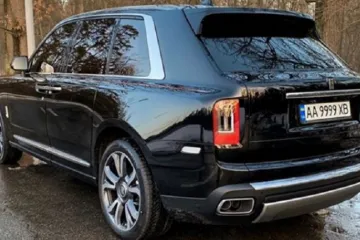 ​«Первый в стране»: в Киеве заметили внедорожник Rolls-Royce, стоимостью более $600 тысяч